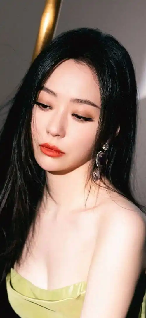 张靓颖性感美图草绿色抹胸长裙,盎然鲜明,酷光灯闪耀之夜