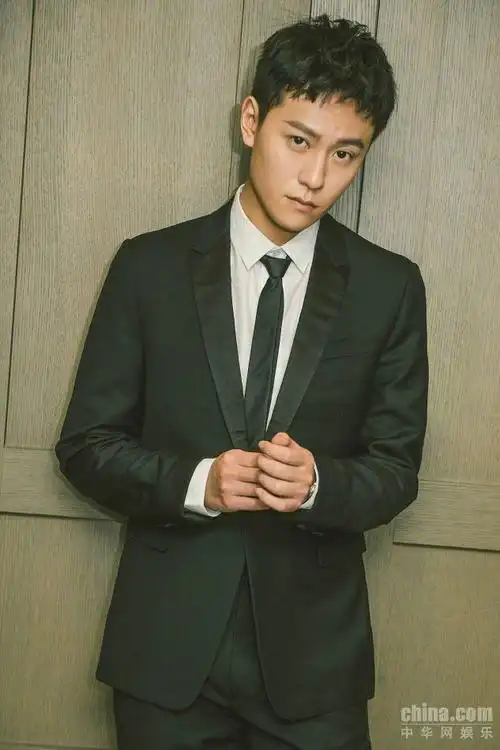 秦俊杰黑色西装简约别致短发造型干净利落尽显复古格调