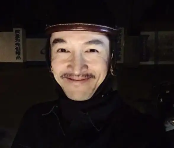 胡歌自黑式自拍丑到被嫌弃,眼睛上的疤,头上的白发让人心疼!