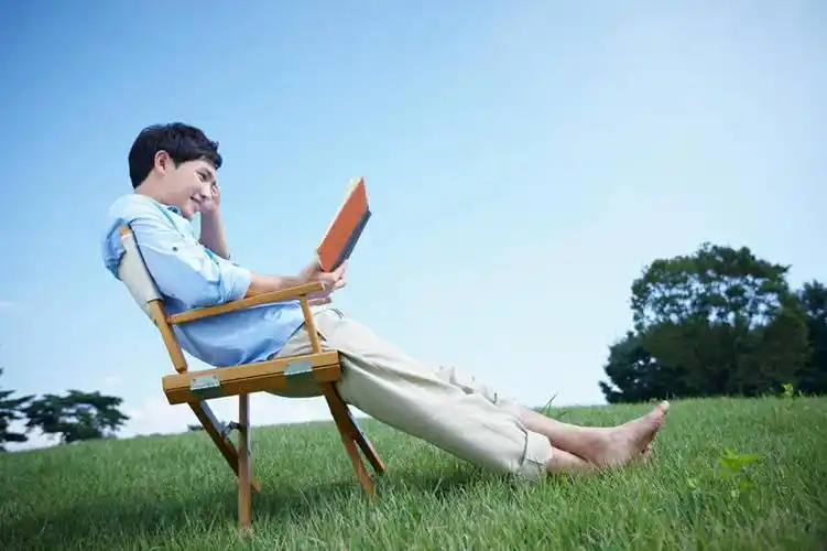 东方人,一个人,坐,横图,室外,白天,仰视,草地,草坪,植物,书籍,椅子