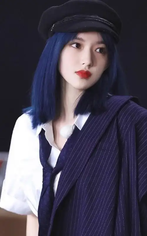 请问有没有蓝发女爱豆的图片