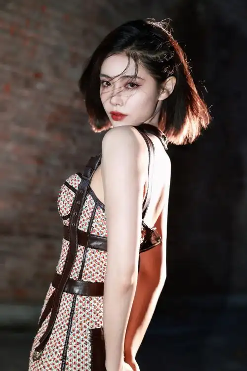 许佳琪超话02@许佳琪kiki#许佳琪碎花抹胸裙黑绑带造型##2023pel