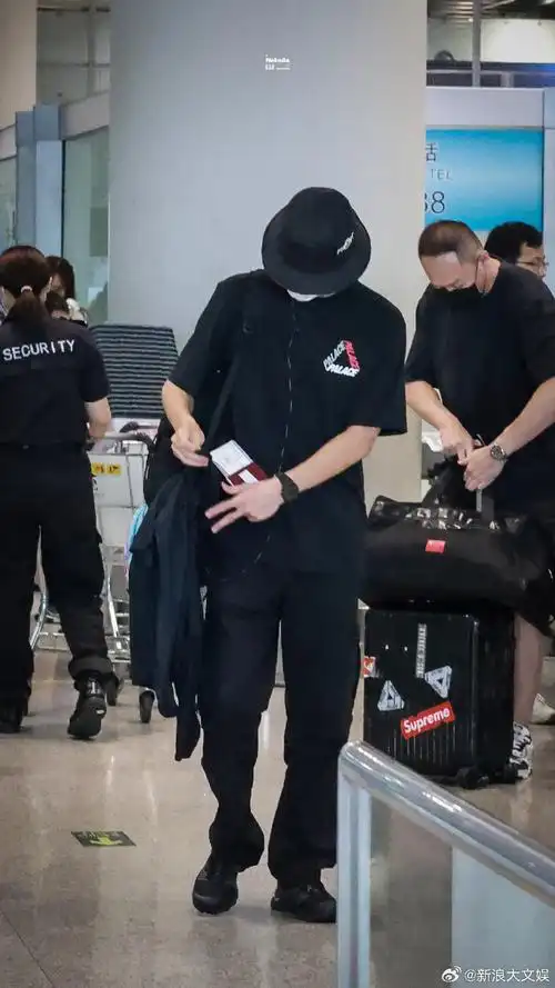 王一博出发泰国机场路透##王一博将出席热烈泰国路演
