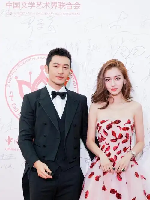 杨颖新恋情曝光?男方被扒身份显赫,两人牵手拥抱11年来关系亲密