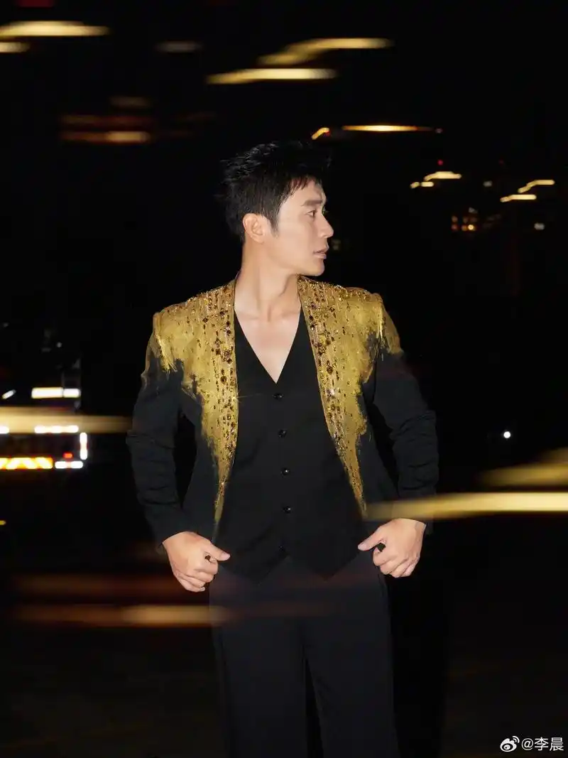 李晨 身着#mithridate 黑金钻饰西服外套,亮相# - 抖音