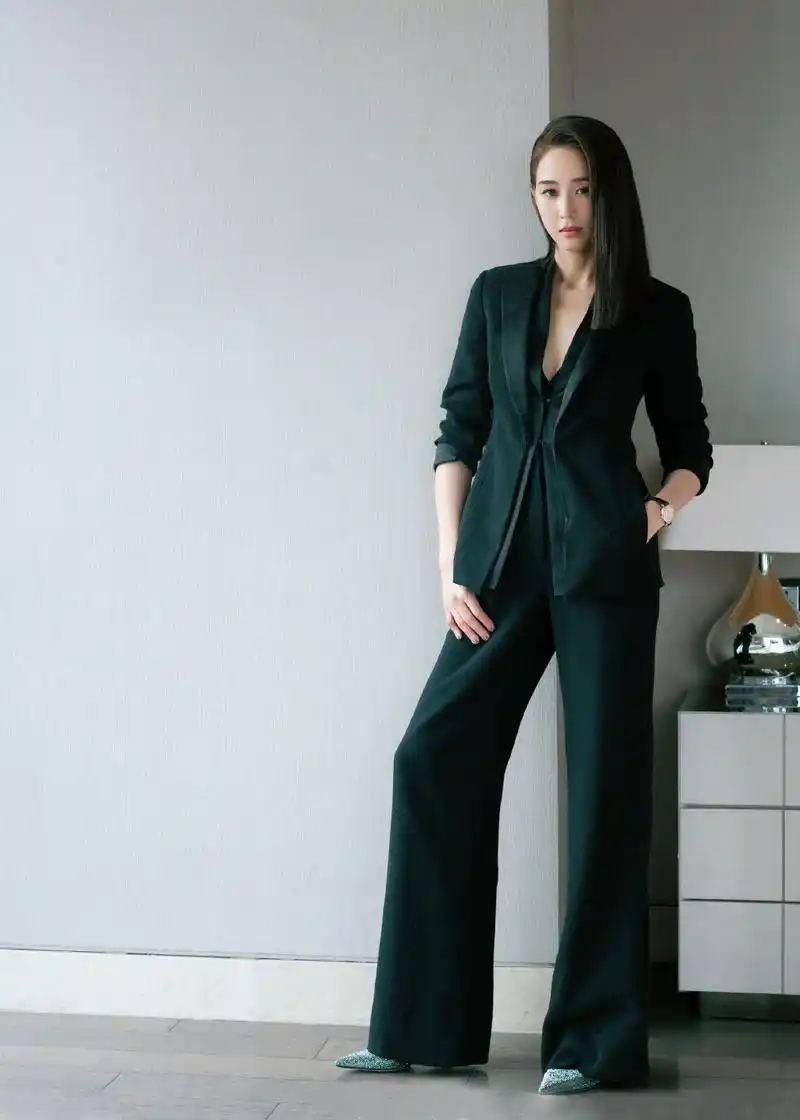 张钧甯好高调,穿上3万5的v领西装配亮钻高跟鞋,坐姿霸气满分