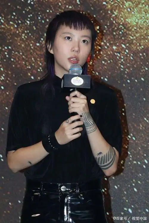 窦靖童穿皮裤酷帅时尚,留"狗啃"刘海,下巴纹身抢眼