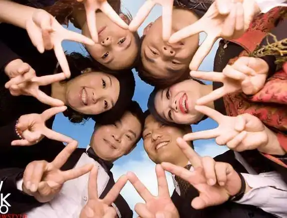 在屋顶,露台等高角度拍摄集体照照片会变得更有吸引力,更有趣12.