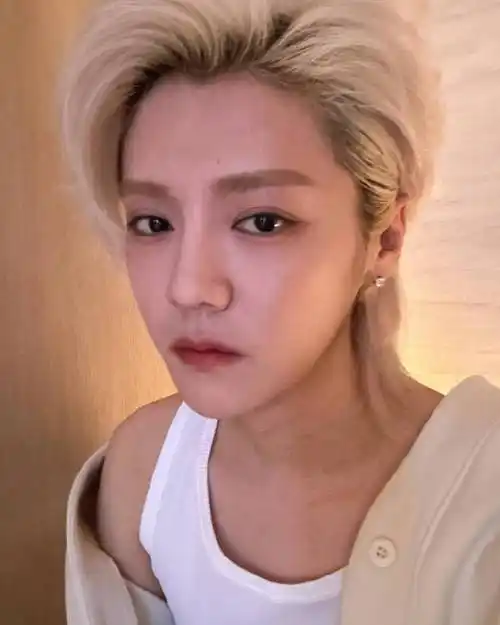 鹿晗回应剪发#    鹿晗ins更新:"没剪短98扎了辫子 哈哈哈" 今天