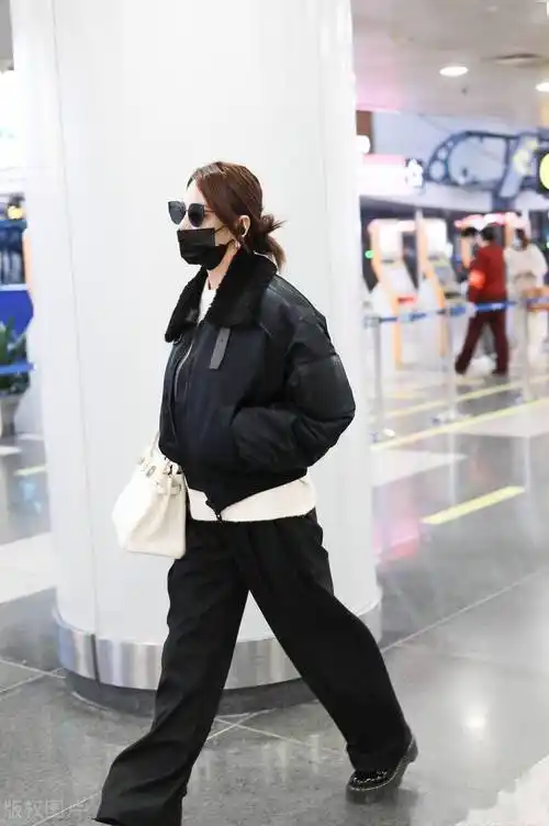 街拍张雨绮身穿黑白休闲装现身机场精巧包包低调不简单