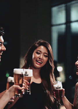 美女碰杯开心喝酒gif动图_动态图_表情包下载_soogif