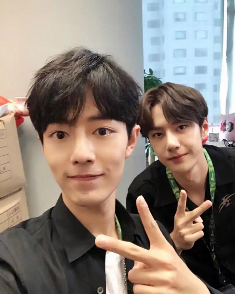 肖战与王一博同框