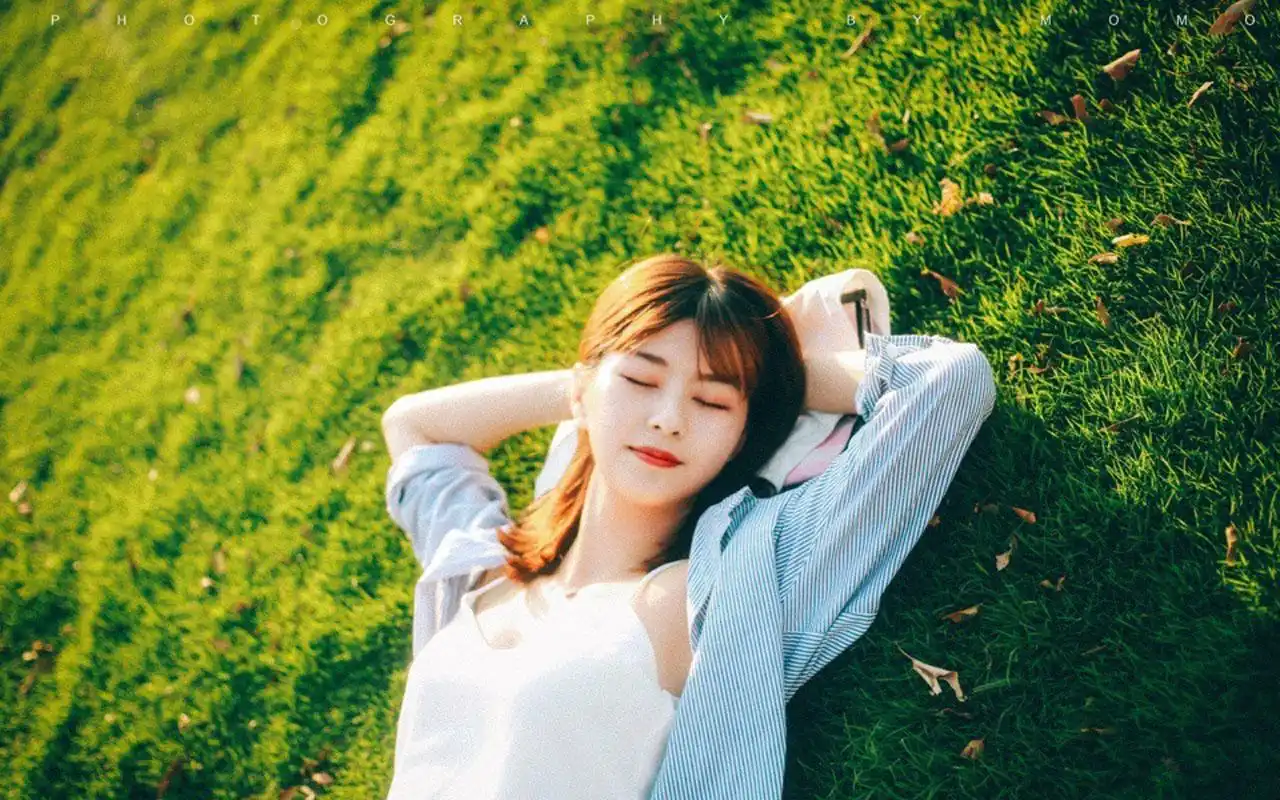 清纯文艺女生唯美逆光写真图片桌面壁纸