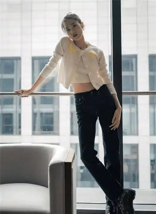 原创杨采钰机场穿搭真大胆露脐针织衫故意解开纽扣上v下a太显瘦