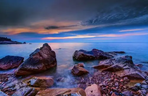 青岛清晨的海边