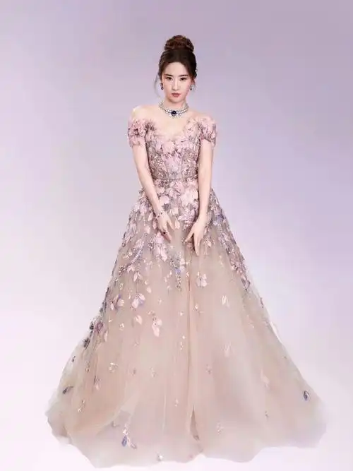 刘亦菲粉色碎钻羽毛裙##刘亦菲 宝格丽