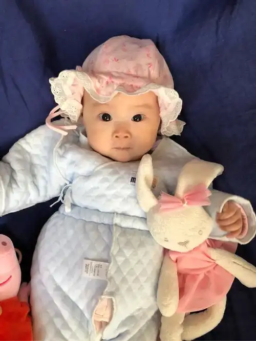 哈,我们三个月的时候就知道要靠帽子来提升整体颜值了(那时候还是单