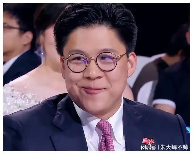 闹大了霍启刚要求梅西道歉李泽楷何超琼冷脸球迷激动跳台