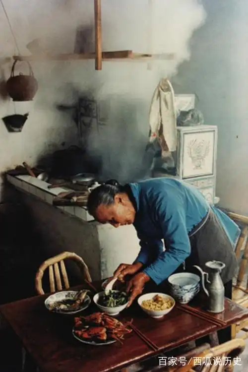 70年代老照片:图三农村"穷"的吃大闸蟹,图四的小人书让人怀念