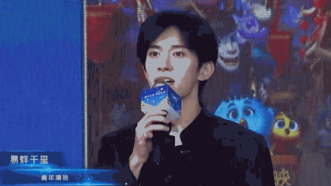 易烊千玺发布会直播出图