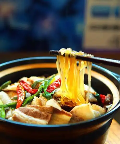 来碗砂锅牛丸粉丝,口感劲道,食材丰富,暖身又暖心