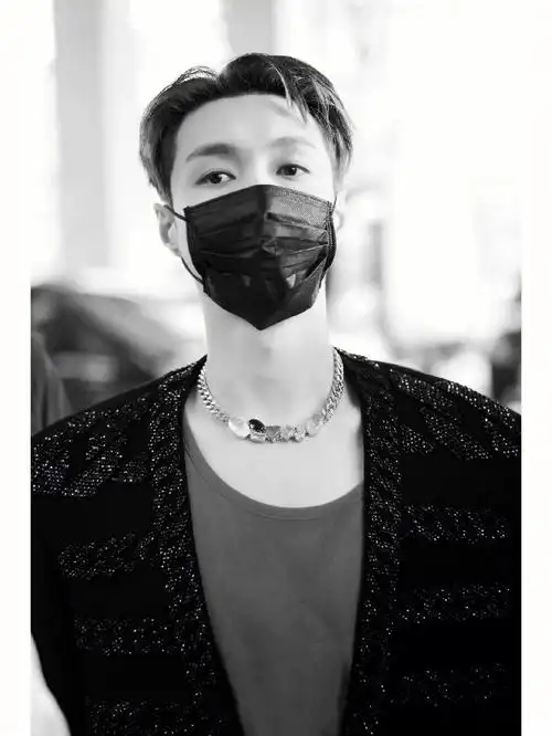 张艺兴黑白图片保存