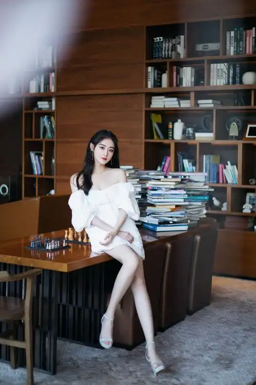 祝绪丹走"暗黑"风路线果然更吸引人,红毯穿抹胸礼服,直角肩好美