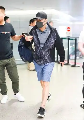 张嘉译真懂时尚,polo衫配短裤简约潇洒,50岁也率性有型