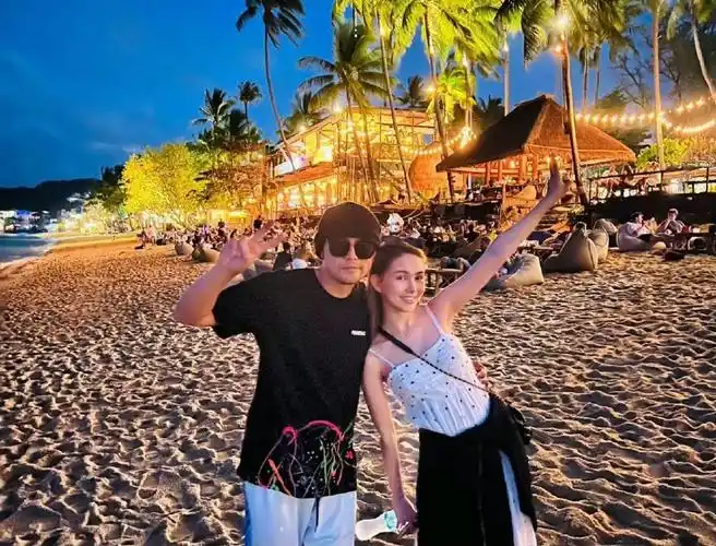 组图:周杰伦晒与昆凌海边约会合照 俩人亲密搂腰好恩爱