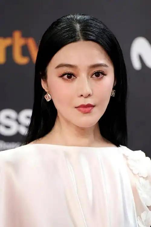 范冰冰#惊艳亮相第71届#圣塞巴斯蒂安电影节#开幕式红毯极清美图大赏