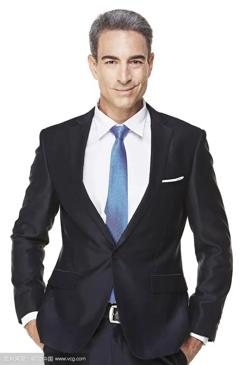 成熟男人用西装站着的姿势拍摄