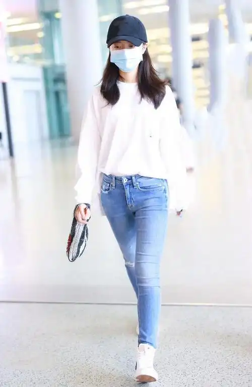 17岁赵今麦真会穿用白色卫衣配牛仔裤清新简约好时尚