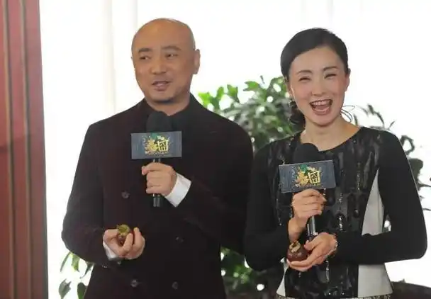 陶虹和徐峥挺恩爱的这么大岁数穿紫色长袜玩下腰柔韧性真好