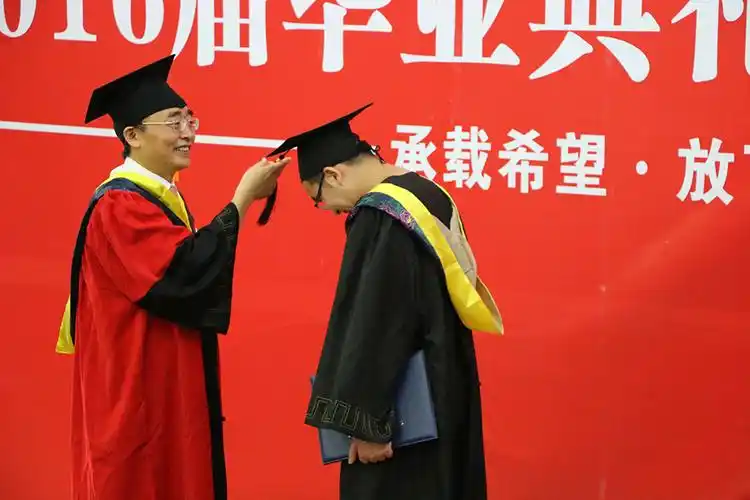 校长刘清友为毕业生授位