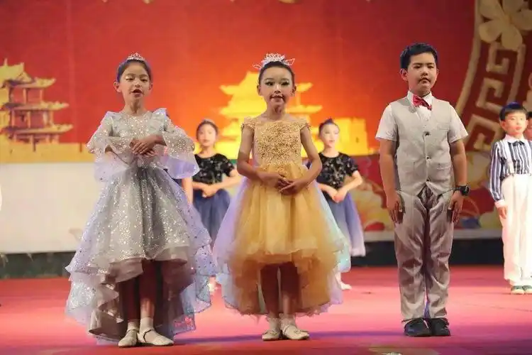 雄关大舞台小太阳口才培训学校童心向党02汇聚中国梦专场演出圆满