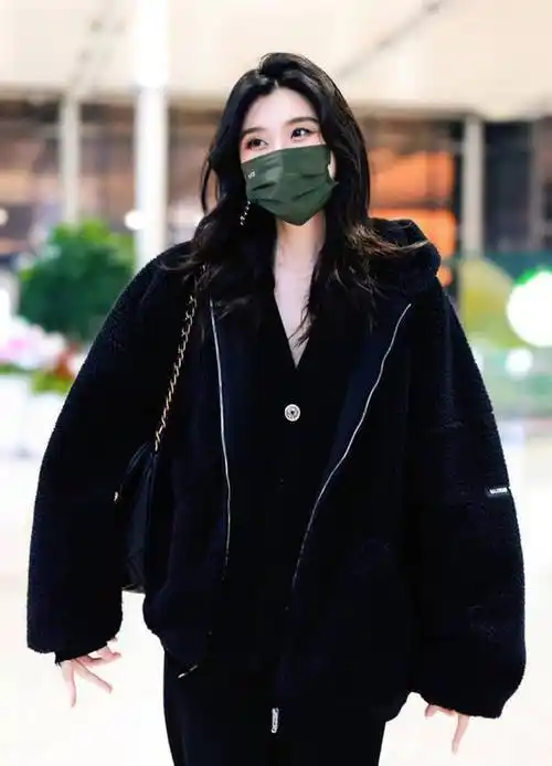 4月9日,奚梦瑶现身机场时被记者和粉丝们认出,有喊她名字,奚梦瑶也是