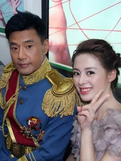 于荣光与演员王力可于荣光,颖儿《翡翠凤凰》剧照他出去参加活动,别人