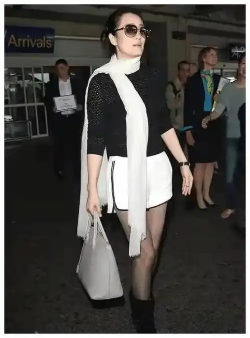 巩俐哪像快60的人?穿渔网衣还要搭黑丝,58岁还有"小鸟腿"是要逼死谁?