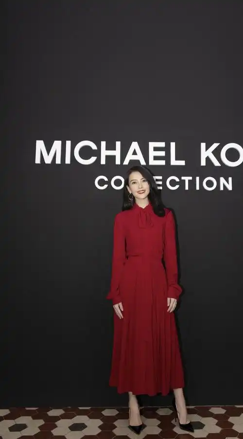 产后复出势不可挡连接代言,一袭正红色百褶连衣裙,确定41?_高圆圆