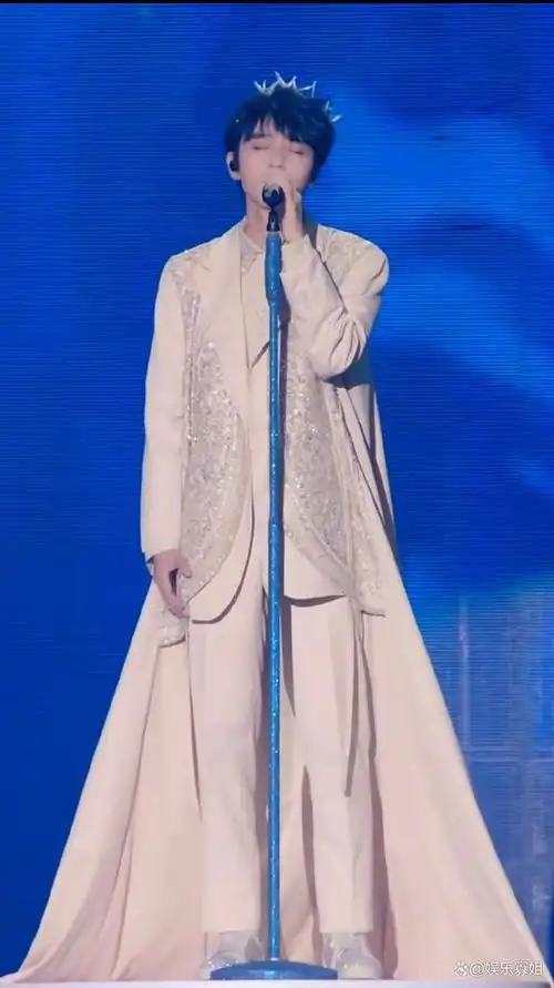 tfboys十年之约演唱会,王俊凯带来《回望》首唱,歌声温柔且坚定