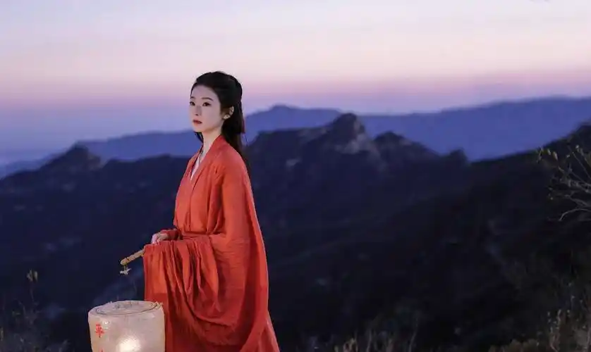 张艺凡红衣古风造型写真,清冷飘逸,灵动仙气