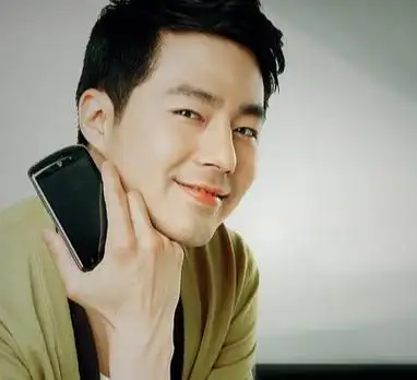 42岁的韩国男星赵寅成最近的照片显示出了他油腻大叔的形象