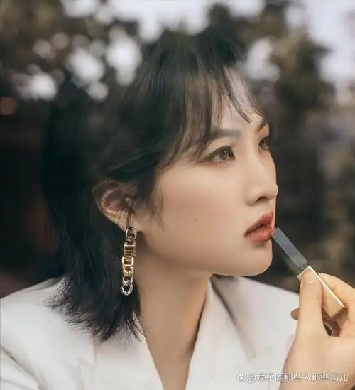 华为二公主姚安娜演技大赏:很努力的在忙,但又不知道在忙什么