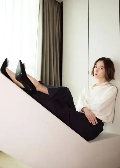 王珞丹条纹西装半身裙知性十足,看到连袜靴,网友:还可以再长点