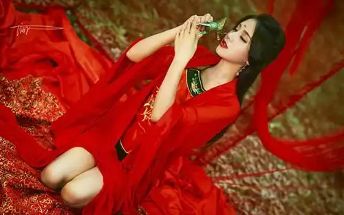 红衣女子唯美图片_身姿妖娆的红衣女子