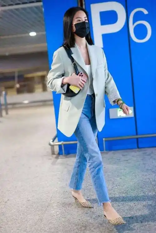 杨采钰素颜装出现机场,穿浅绿色西服显少女,对肤色自信十足_时尚_显得