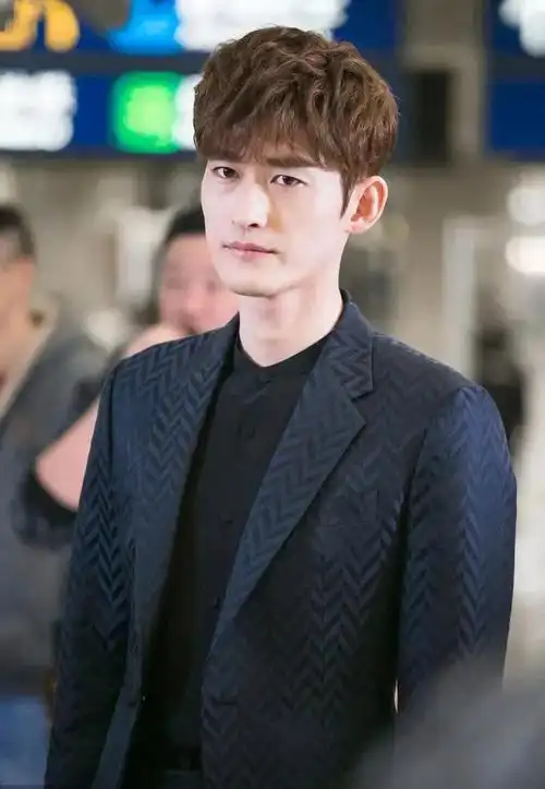 张翰怎么从一线男明星到不火的(从拖行交警数百米到谈错了恋爱) - 品