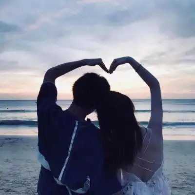 海边比心情侣