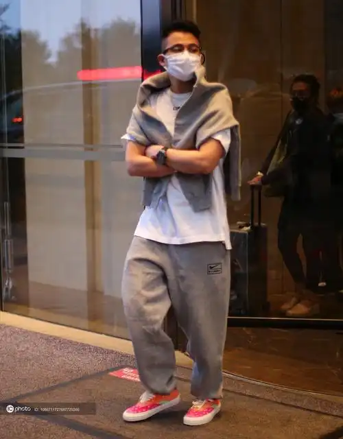 街拍欧豪offwhite白色t恤nike运动裤简约单薄