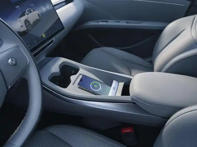 小鹏 mona m03 内饰官图公布:极简风设计,全景天幕,新车今日到店